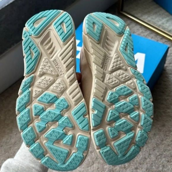 HOKA Women's Arahi 7 Running Shoes, Vanilla Cream Color, Sporty, Althenic - Picture 3 of 4